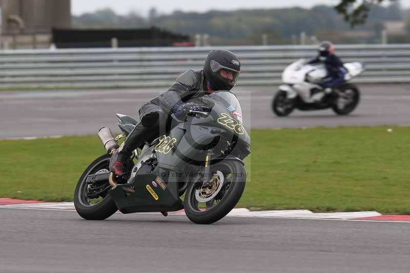 Motorcycle action photographs;Trackday digital images;event digital images;eventdigitalimages;no limits trackday;peter wileman photography;snetterton;snetterton circuit norfolk;snetterton photographs;trackday;trackday photos