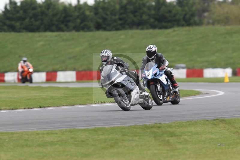 Motorcycle action photographs;Trackday digital images;event digital images;eventdigitalimages;no limits trackday;peter wileman photography;snetterton;snetterton circuit norfolk;snetterton photographs;trackday;trackday photos