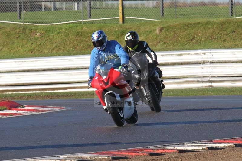 Motorcycle action photographs;Trackday digital images;event digital images;eventdigitalimages;no limits trackday;peter wileman photography;snetterton;snetterton circuit norfolk;snetterton photographs;trackday;trackday photos