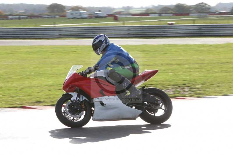 Motorcycle action photographs;Trackday digital images;event digital images;eventdigitalimages;no limits trackday;peter wileman photography;snetterton;snetterton circuit norfolk;snetterton photographs;trackday;trackday photos