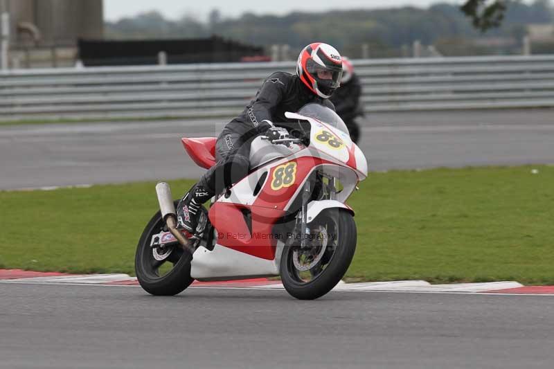 Motorcycle action photographs;Trackday digital images;event digital images;eventdigitalimages;no limits trackday;peter wileman photography;snetterton;snetterton circuit norfolk;snetterton photographs;trackday;trackday photos