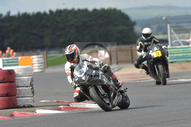 Motorcycle action photographs;cadwell;cadwell park photographs;event digital images;eventdigitalimages;motor racing louth lincolnshire;no limits trackdays;peter wileman photography;trackday;trackday digital images;trackday photos