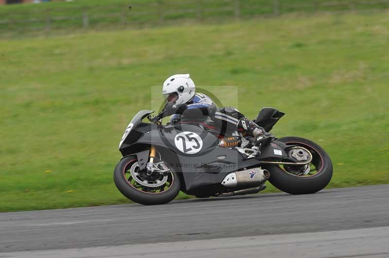 Motorcycle action photographs;cadwell;cadwell park photographs;event digital images;eventdigitalimages;motor racing louth lincolnshire;no limits trackdays;peter wileman photography;trackday;trackday digital images;trackday photos