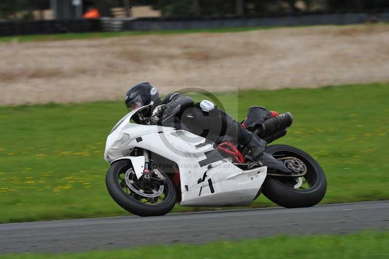 Motorcycle action photographs;cadwell;cadwell park photographs;event digital images;eventdigitalimages;motor racing louth lincolnshire;no limits trackdays;peter wileman photography;trackday;trackday digital images;trackday photos