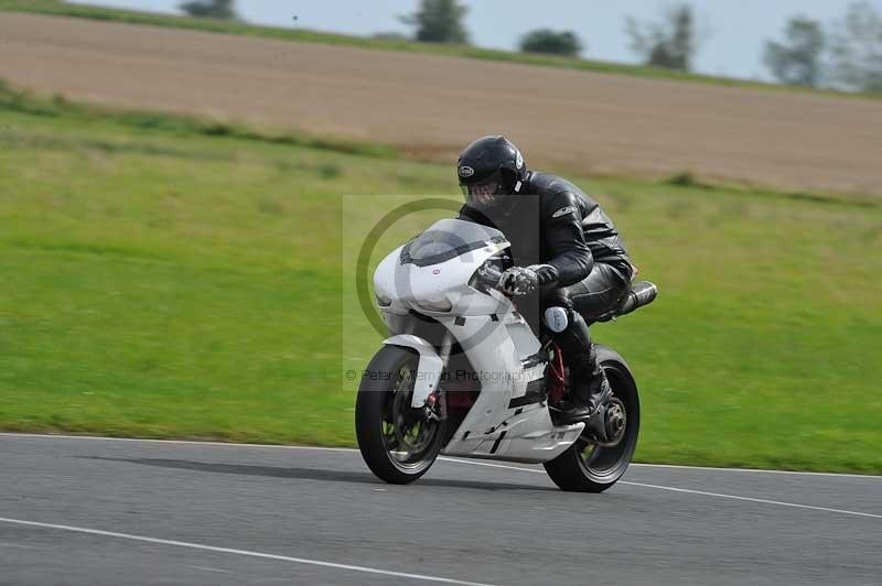 Motorcycle action photographs;cadwell;cadwell park photographs;event digital images;eventdigitalimages;motor racing louth lincolnshire;no limits trackdays;peter wileman photography;trackday;trackday digital images;trackday photos