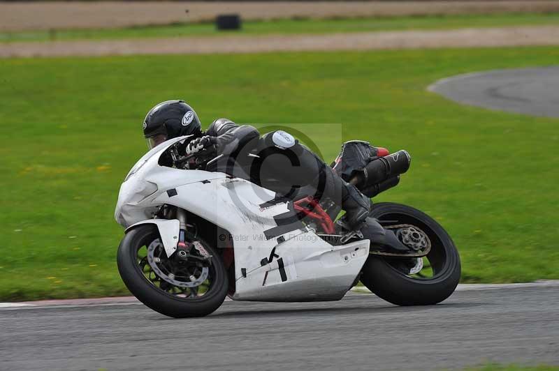 Motorcycle action photographs;cadwell;cadwell park photographs;event digital images;eventdigitalimages;motor racing louth lincolnshire;no limits trackdays;peter wileman photography;trackday;trackday digital images;trackday photos