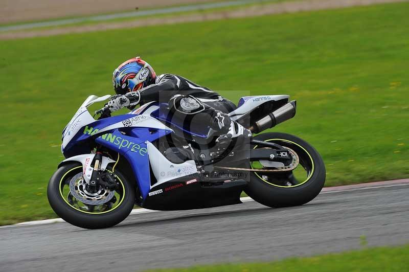Motorcycle action photographs;cadwell;cadwell park photographs;event digital images;eventdigitalimages;motor racing louth lincolnshire;no limits trackdays;peter wileman photography;trackday;trackday digital images;trackday photos