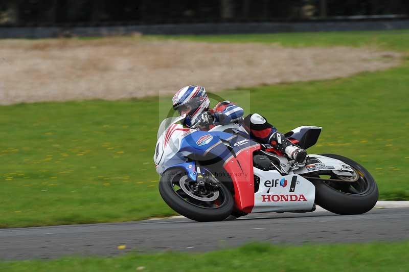 Motorcycle action photographs;cadwell;cadwell park photographs;event digital images;eventdigitalimages;motor racing louth lincolnshire;no limits trackdays;peter wileman photography;trackday;trackday digital images;trackday photos