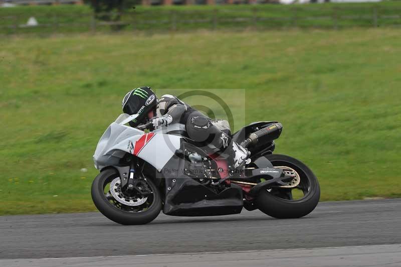 Motorcycle action photographs;cadwell;cadwell park photographs;event digital images;eventdigitalimages;motor racing louth lincolnshire;no limits trackdays;peter wileman photography;trackday;trackday digital images;trackday photos