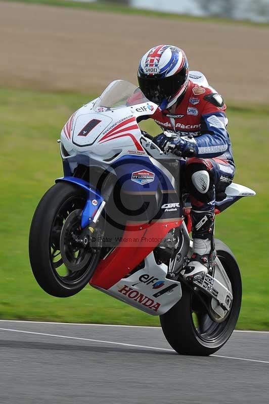 Motorcycle action photographs;cadwell;cadwell park photographs;event digital images;eventdigitalimages;motor racing louth lincolnshire;no limits trackdays;peter wileman photography;trackday;trackday digital images;trackday photos