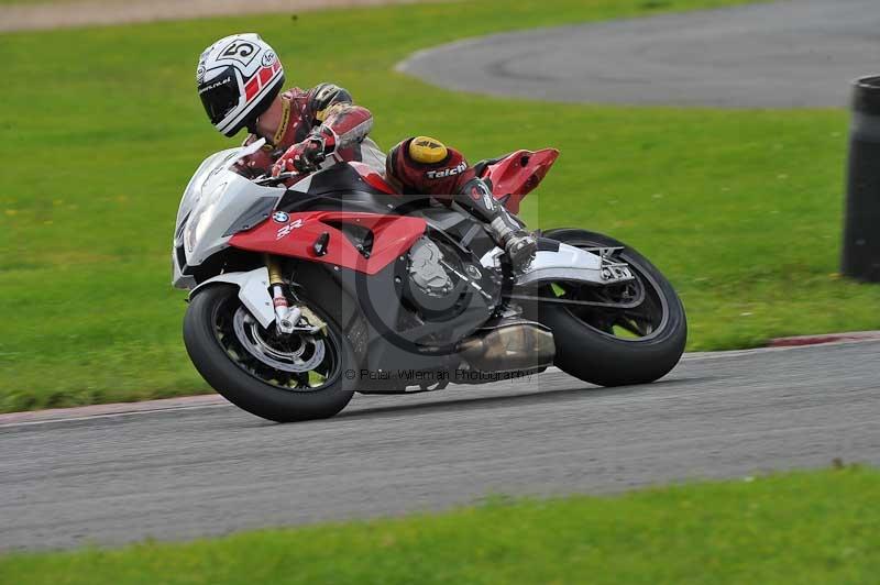 Motorcycle action photographs;cadwell;cadwell park photographs;event digital images;eventdigitalimages;motor racing louth lincolnshire;no limits trackdays;peter wileman photography;trackday;trackday digital images;trackday photos