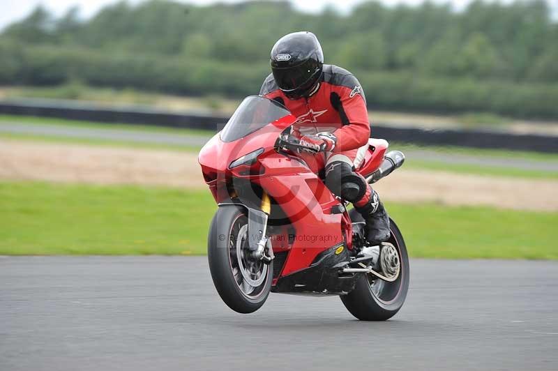Motorcycle action photographs;cadwell;cadwell park photographs;event digital images;eventdigitalimages;motor racing louth lincolnshire;no limits trackdays;peter wileman photography;trackday;trackday digital images;trackday photos
