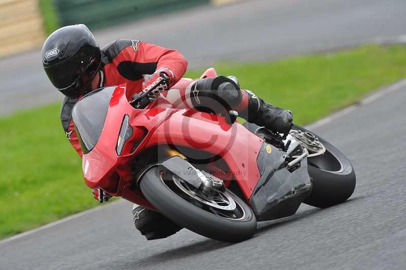 Motorcycle action photographs;cadwell;cadwell park photographs;event digital images;eventdigitalimages;motor racing louth lincolnshire;no limits trackdays;peter wileman photography;trackday;trackday digital images;trackday photos