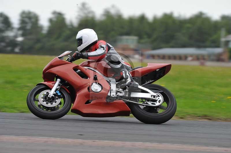 Motorcycle action photographs;cadwell;cadwell park photographs;event digital images;eventdigitalimages;motor racing louth lincolnshire;no limits trackdays;peter wileman photography;trackday;trackday digital images;trackday photos