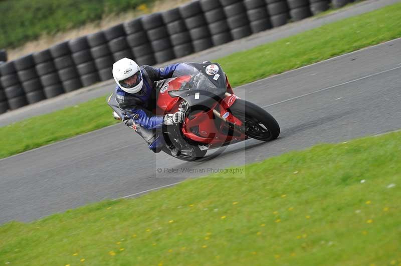 Motorcycle action photographs;cadwell;cadwell park photographs;event digital images;eventdigitalimages;motor racing louth lincolnshire;no limits trackdays;peter wileman photography;trackday;trackday digital images;trackday photos