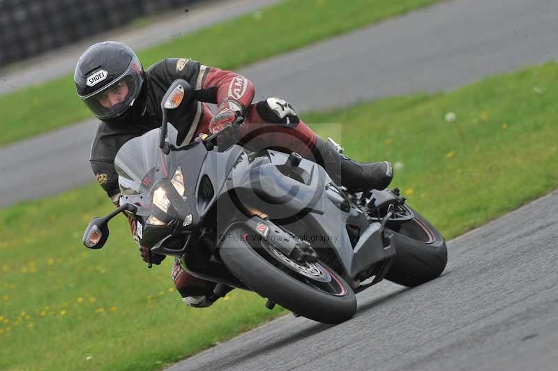 Motorcycle action photographs;cadwell;cadwell park photographs;event digital images;eventdigitalimages;motor racing louth lincolnshire;no limits trackdays;peter wileman photography;trackday;trackday digital images;trackday photos