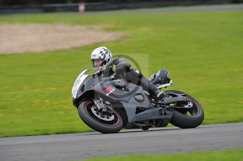 Motorcycle action photographs;cadwell;cadwell park photographs;event digital images;eventdigitalimages;motor racing louth lincolnshire;no limits trackdays;peter wileman photography;trackday;trackday digital images;trackday photos