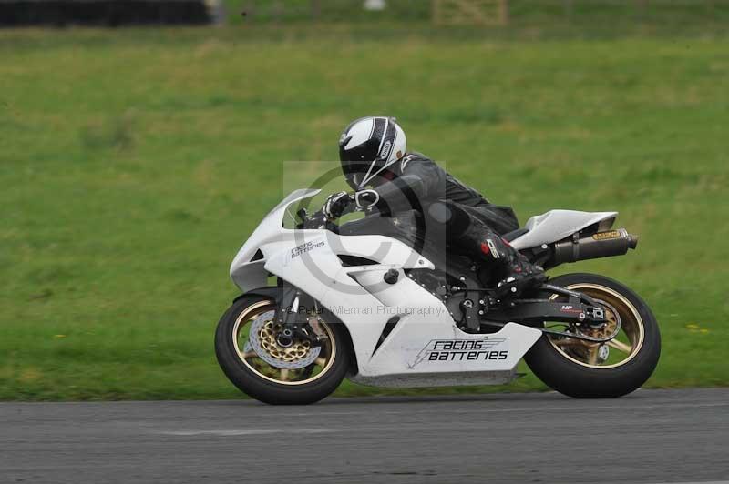 Motorcycle action photographs;cadwell;cadwell park photographs;event digital images;eventdigitalimages;motor racing louth lincolnshire;no limits trackdays;peter wileman photography;trackday;trackday digital images;trackday photos