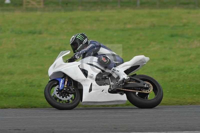 Motorcycle action photographs;cadwell;cadwell park photographs;event digital images;eventdigitalimages;motor racing louth lincolnshire;no limits trackdays;peter wileman photography;trackday;trackday digital images;trackday photos