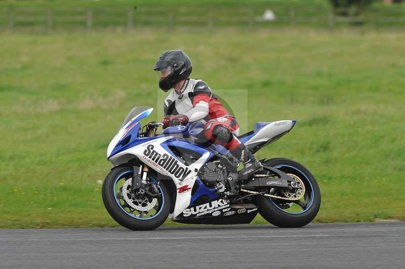 Motorcycle action photographs;cadwell;cadwell park photographs;event digital images;eventdigitalimages;motor racing louth lincolnshire;no limits trackdays;peter wileman photography;trackday;trackday digital images;trackday photos