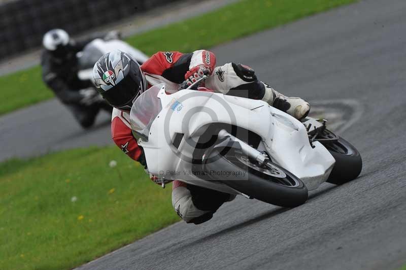 Motorcycle action photographs;cadwell;cadwell park photographs;event digital images;eventdigitalimages;motor racing louth lincolnshire;no limits trackdays;peter wileman photography;trackday;trackday digital images;trackday photos