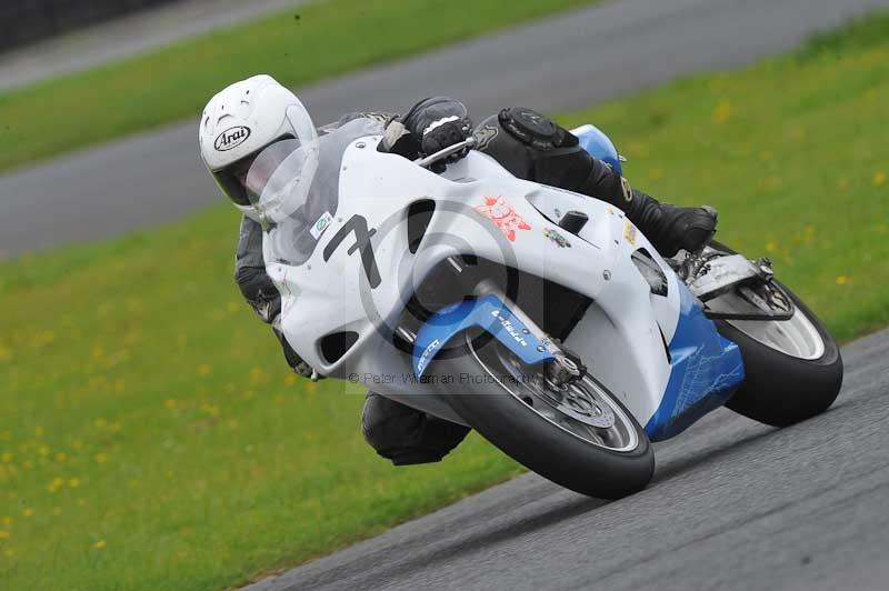 Motorcycle action photographs;cadwell;cadwell park photographs;event digital images;eventdigitalimages;motor racing louth lincolnshire;no limits trackdays;peter wileman photography;trackday;trackday digital images;trackday photos