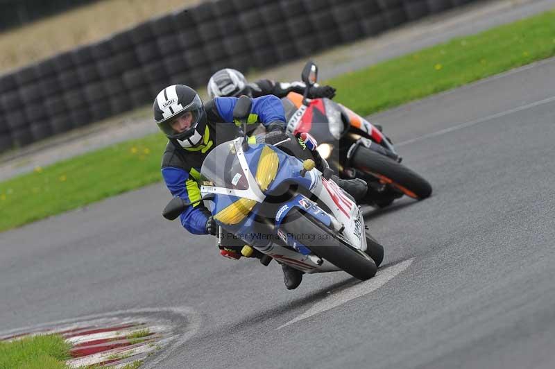 Motorcycle action photographs;cadwell;cadwell park photographs;event digital images;eventdigitalimages;motor racing louth lincolnshire;no limits trackdays;peter wileman photography;trackday;trackday digital images;trackday photos