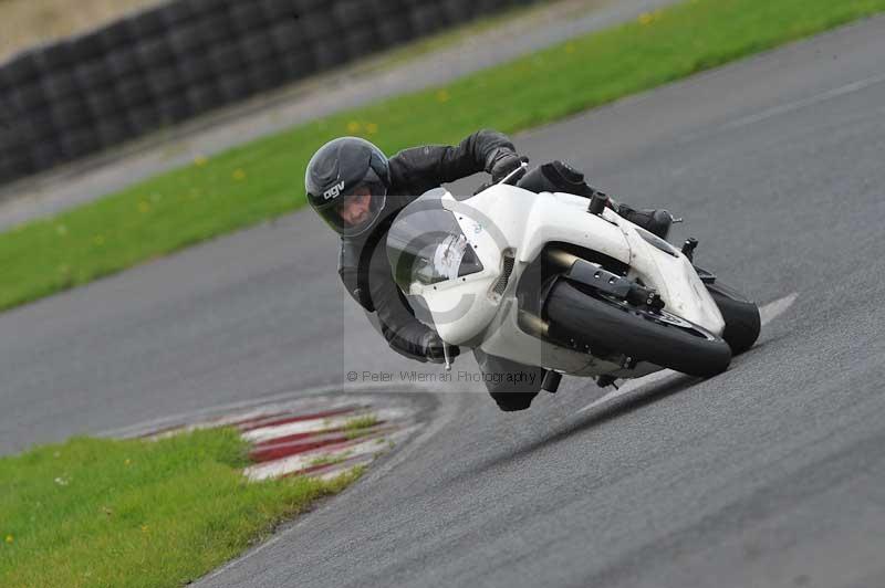 Motorcycle action photographs;cadwell;cadwell park photographs;event digital images;eventdigitalimages;motor racing louth lincolnshire;no limits trackdays;peter wileman photography;trackday;trackday digital images;trackday photos