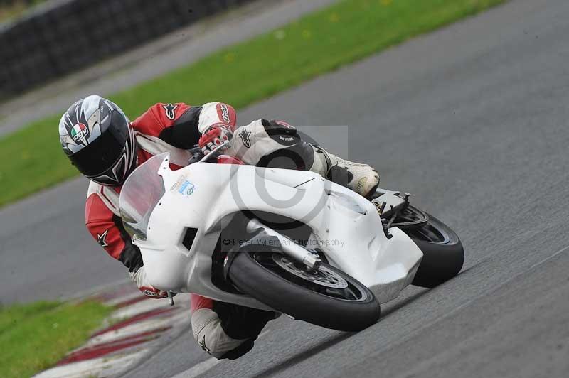 Motorcycle action photographs;cadwell;cadwell park photographs;event digital images;eventdigitalimages;motor racing louth lincolnshire;no limits trackdays;peter wileman photography;trackday;trackday digital images;trackday photos