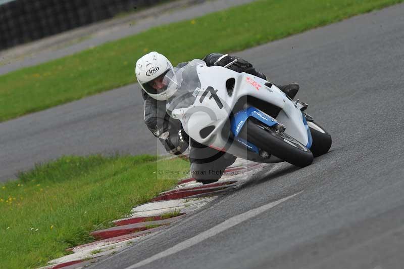 Motorcycle action photographs;cadwell;cadwell park photographs;event digital images;eventdigitalimages;motor racing louth lincolnshire;no limits trackdays;peter wileman photography;trackday;trackday digital images;trackday photos