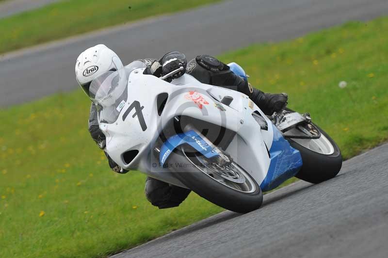 Motorcycle action photographs;cadwell;cadwell park photographs;event digital images;eventdigitalimages;motor racing louth lincolnshire;no limits trackdays;peter wileman photography;trackday;trackday digital images;trackday photos