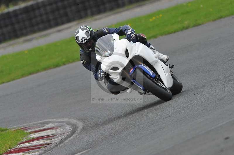 Motorcycle action photographs;cadwell;cadwell park photographs;event digital images;eventdigitalimages;motor racing louth lincolnshire;no limits trackdays;peter wileman photography;trackday;trackday digital images;trackday photos