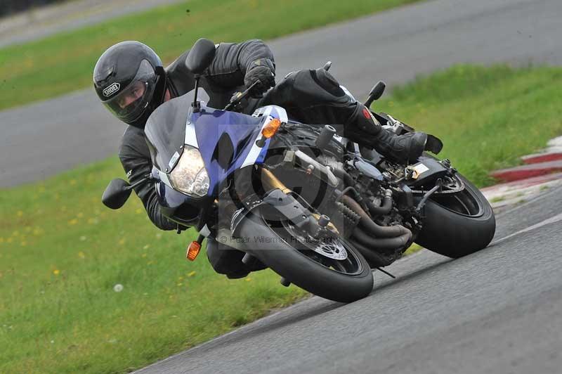 Motorcycle action photographs;cadwell;cadwell park photographs;event digital images;eventdigitalimages;motor racing louth lincolnshire;no limits trackdays;peter wileman photography;trackday;trackday digital images;trackday photos