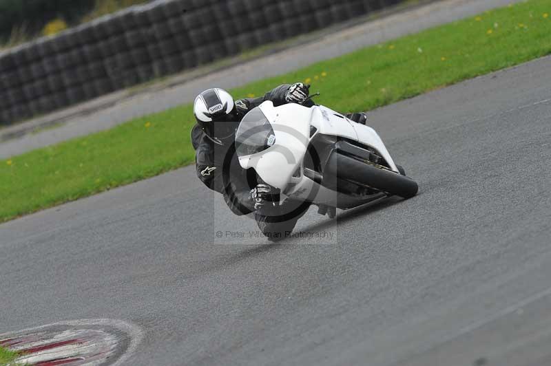 Motorcycle action photographs;cadwell;cadwell park photographs;event digital images;eventdigitalimages;motor racing louth lincolnshire;no limits trackdays;peter wileman photography;trackday;trackday digital images;trackday photos