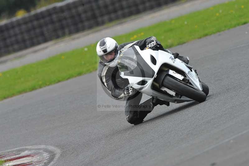 Motorcycle action photographs;cadwell;cadwell park photographs;event digital images;eventdigitalimages;motor racing louth lincolnshire;no limits trackdays;peter wileman photography;trackday;trackday digital images;trackday photos