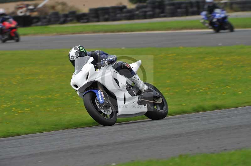 Motorcycle action photographs;cadwell;cadwell park photographs;event digital images;eventdigitalimages;motor racing louth lincolnshire;no limits trackdays;peter wileman photography;trackday;trackday digital images;trackday photos