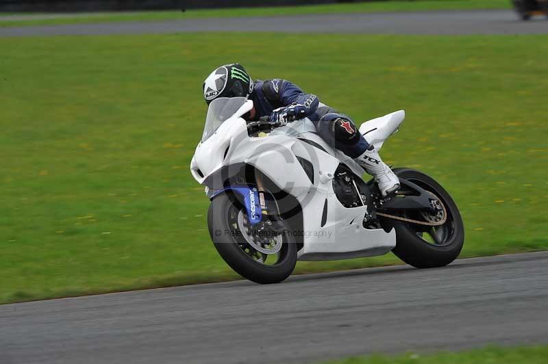 Motorcycle action photographs;cadwell;cadwell park photographs;event digital images;eventdigitalimages;motor racing louth lincolnshire;no limits trackdays;peter wileman photography;trackday;trackday digital images;trackday photos