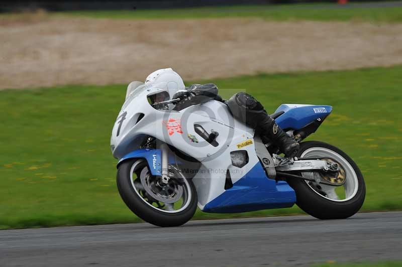 Motorcycle action photographs;cadwell;cadwell park photographs;event digital images;eventdigitalimages;motor racing louth lincolnshire;no limits trackdays;peter wileman photography;trackday;trackday digital images;trackday photos
