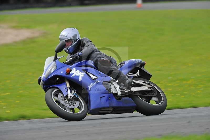 Motorcycle action photographs;cadwell;cadwell park photographs;event digital images;eventdigitalimages;motor racing louth lincolnshire;no limits trackdays;peter wileman photography;trackday;trackday digital images;trackday photos