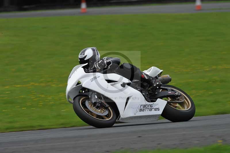 Motorcycle action photographs;cadwell;cadwell park photographs;event digital images;eventdigitalimages;motor racing louth lincolnshire;no limits trackdays;peter wileman photography;trackday;trackday digital images;trackday photos