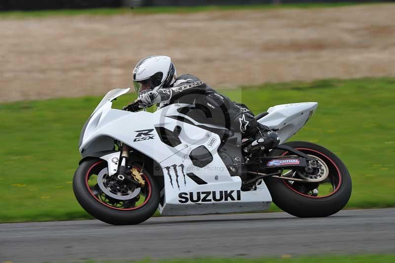 Motorcycle action photographs;cadwell;cadwell park photographs;event digital images;eventdigitalimages;motor racing louth lincolnshire;no limits trackdays;peter wileman photography;trackday;trackday digital images;trackday photos