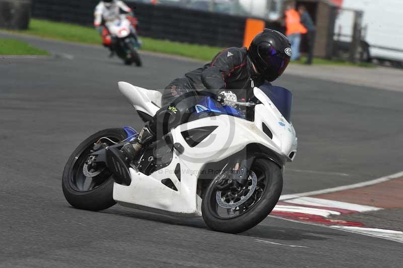 Motorcycle action photographs;cadwell;cadwell park photographs;event digital images;eventdigitalimages;motor racing louth lincolnshire;no limits trackdays;peter wileman photography;trackday;trackday digital images;trackday photos