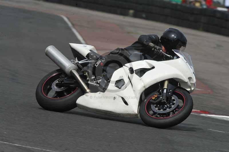 Motorcycle action photographs;cadwell;cadwell park photographs;event digital images;eventdigitalimages;motor racing louth lincolnshire;no limits trackdays;peter wileman photography;trackday;trackday digital images;trackday photos