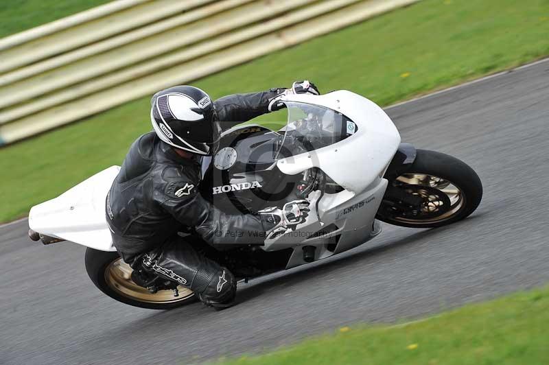 Motorcycle action photographs;cadwell;cadwell park photographs;event digital images;eventdigitalimages;motor racing louth lincolnshire;no limits trackdays;peter wileman photography;trackday;trackday digital images;trackday photos
