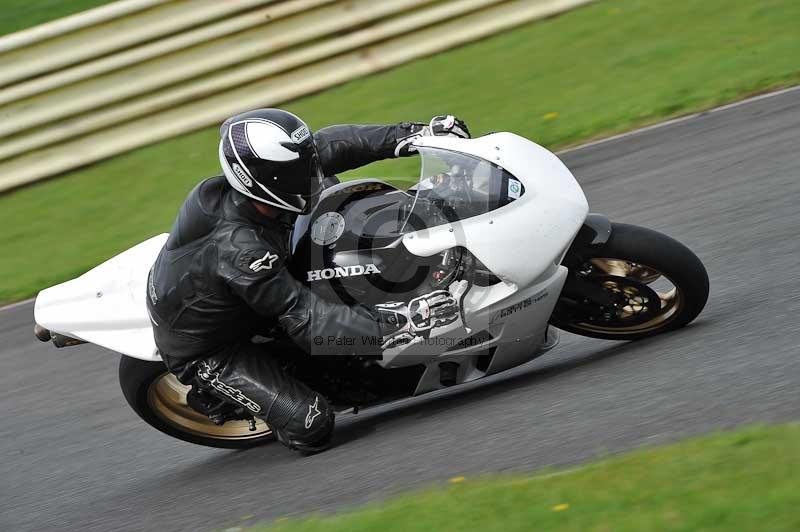 Motorcycle action photographs;cadwell;cadwell park photographs;event digital images;eventdigitalimages;motor racing louth lincolnshire;no limits trackdays;peter wileman photography;trackday;trackday digital images;trackday photos