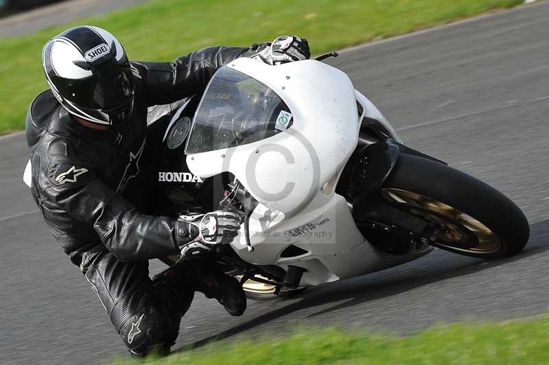Motorcycle action photographs;cadwell;cadwell park photographs;event digital images;eventdigitalimages;motor racing louth lincolnshire;no limits trackdays;peter wileman photography;trackday;trackday digital images;trackday photos