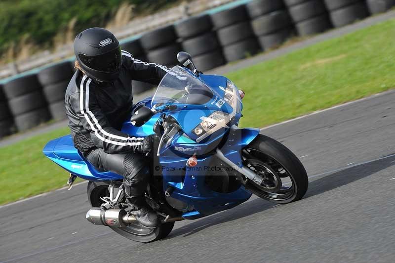 Motorcycle action photographs;cadwell;cadwell park photographs;event digital images;eventdigitalimages;motor racing louth lincolnshire;no limits trackdays;peter wileman photography;trackday;trackday digital images;trackday photos