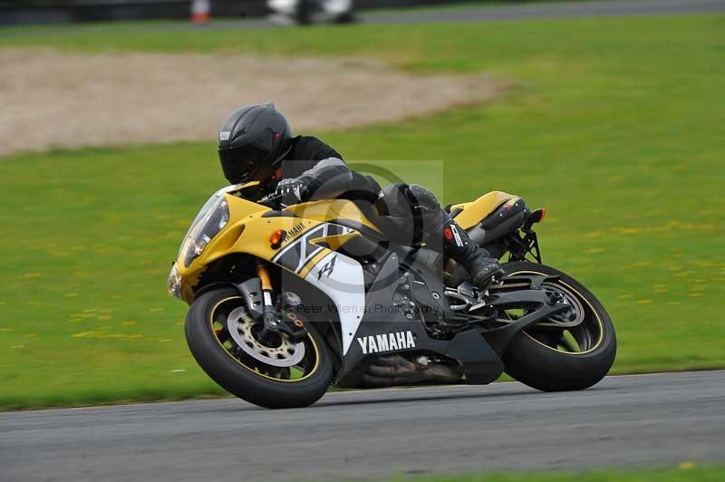 Motorcycle action photographs;cadwell;cadwell park photographs;event digital images;eventdigitalimages;motor racing louth lincolnshire;no limits trackdays;peter wileman photography;trackday;trackday digital images;trackday photos