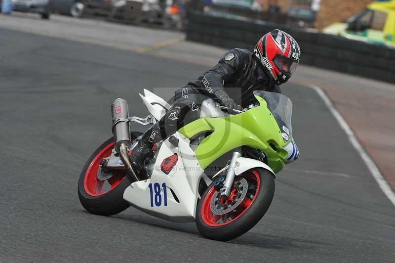Motorcycle action photographs;cadwell;cadwell park photographs;event digital images;eventdigitalimages;motor racing louth lincolnshire;no limits trackdays;peter wileman photography;trackday;trackday digital images;trackday photos