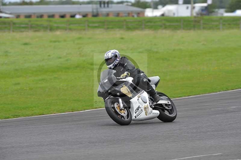 Motorcycle action photographs;cadwell;cadwell park photographs;event digital images;eventdigitalimages;motor racing louth lincolnshire;no limits trackdays;peter wileman photography;trackday;trackday digital images;trackday photos